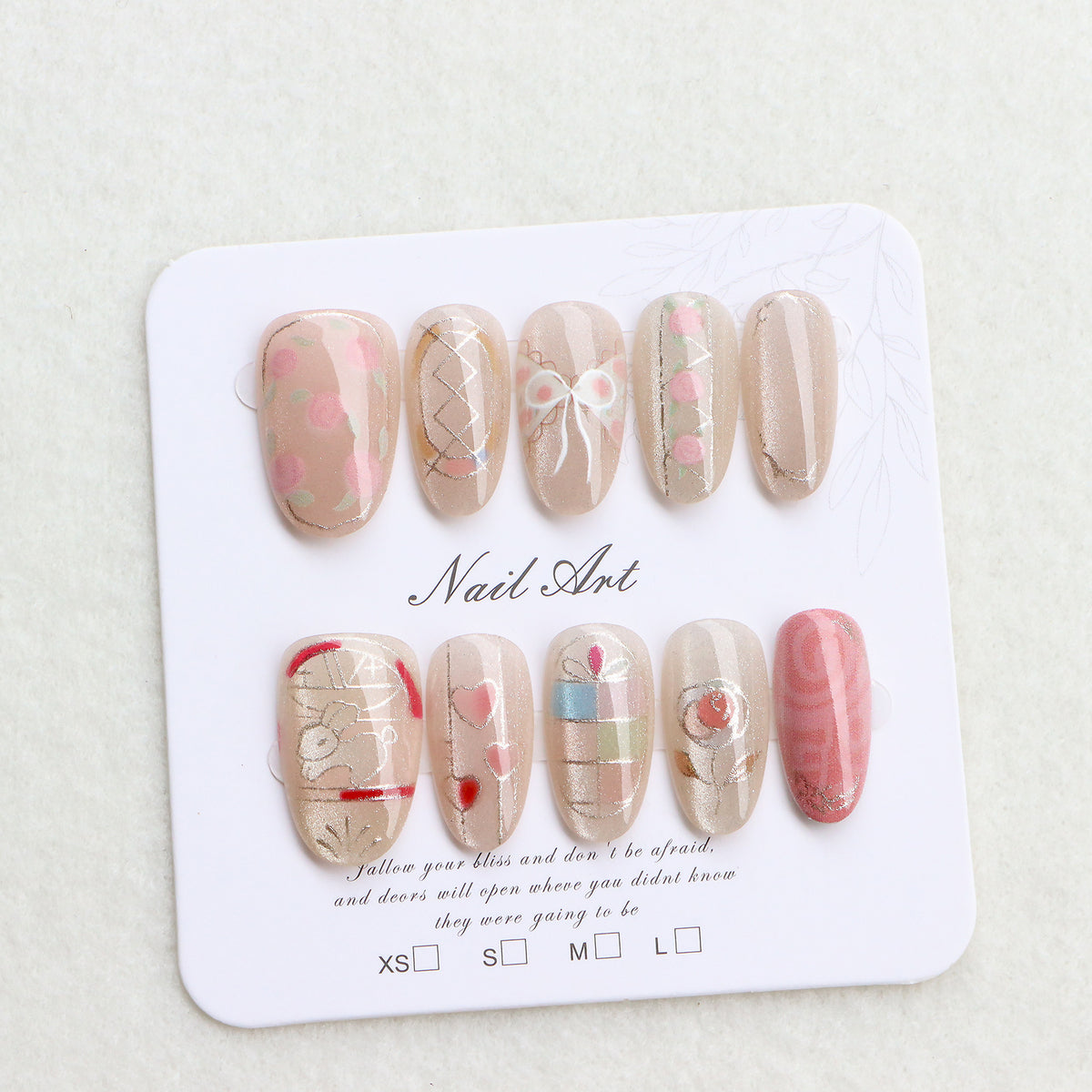 Dekoratives Press-On Nagelkunstset mit künstlerischen Designs Brehn