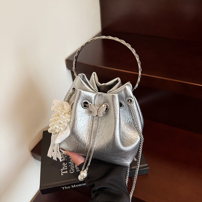 Stylische Handtasche mit Schmetterlingsdetail Brehn
