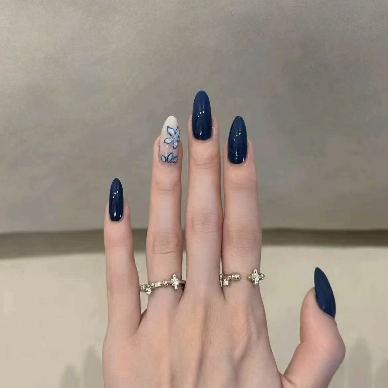 Elegantes Blumenmuster Press-On Nagelkunst Set Brehn