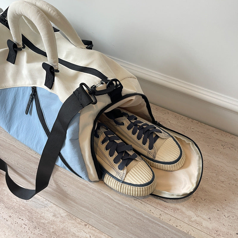 Sportliche Reisetasche Mit Verschiedenen Fächern Und Strapazierfähigem Material Brehn