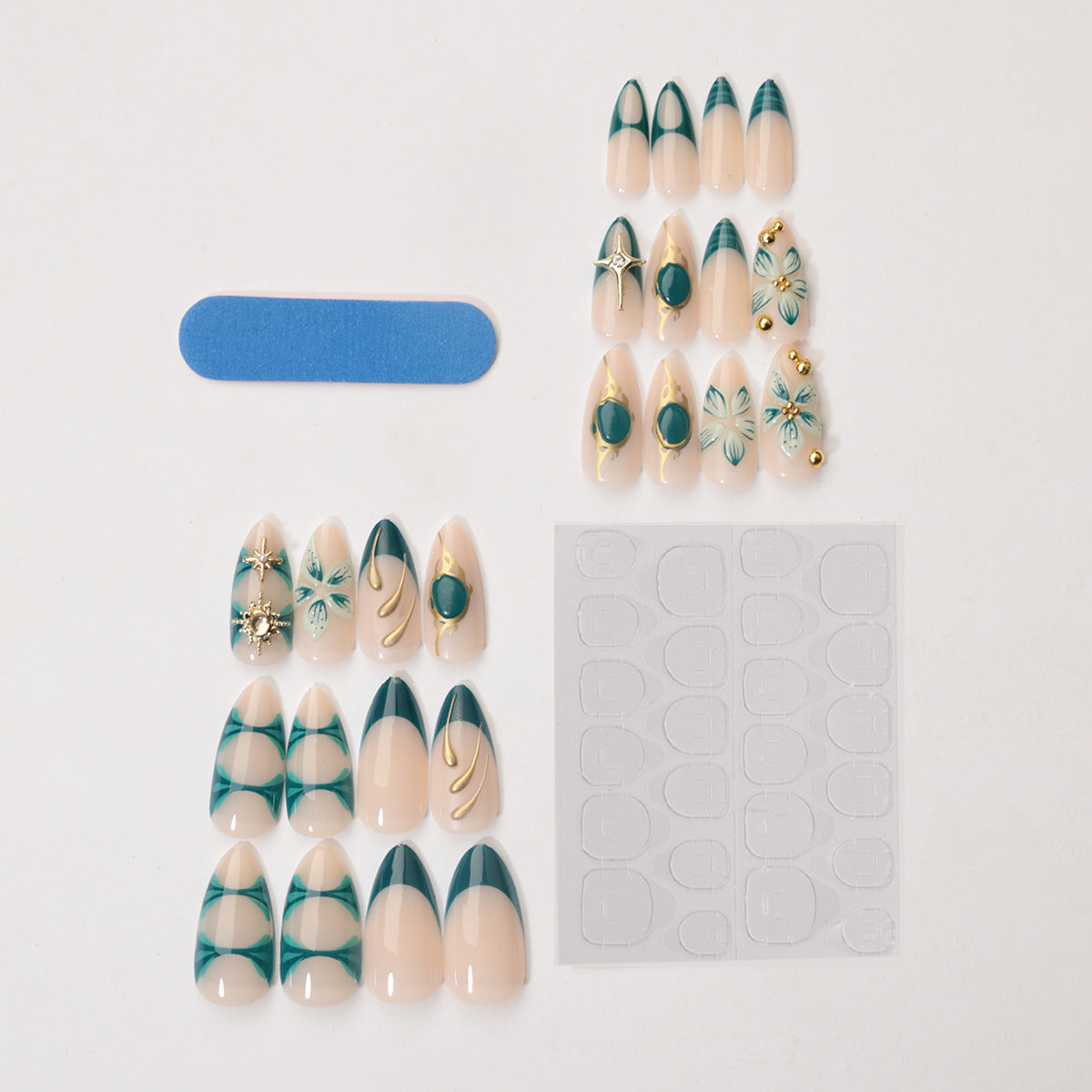 Kreatives Kunstnagelset mit aufwendigen Blumen- und Goldverzierungen Brehn