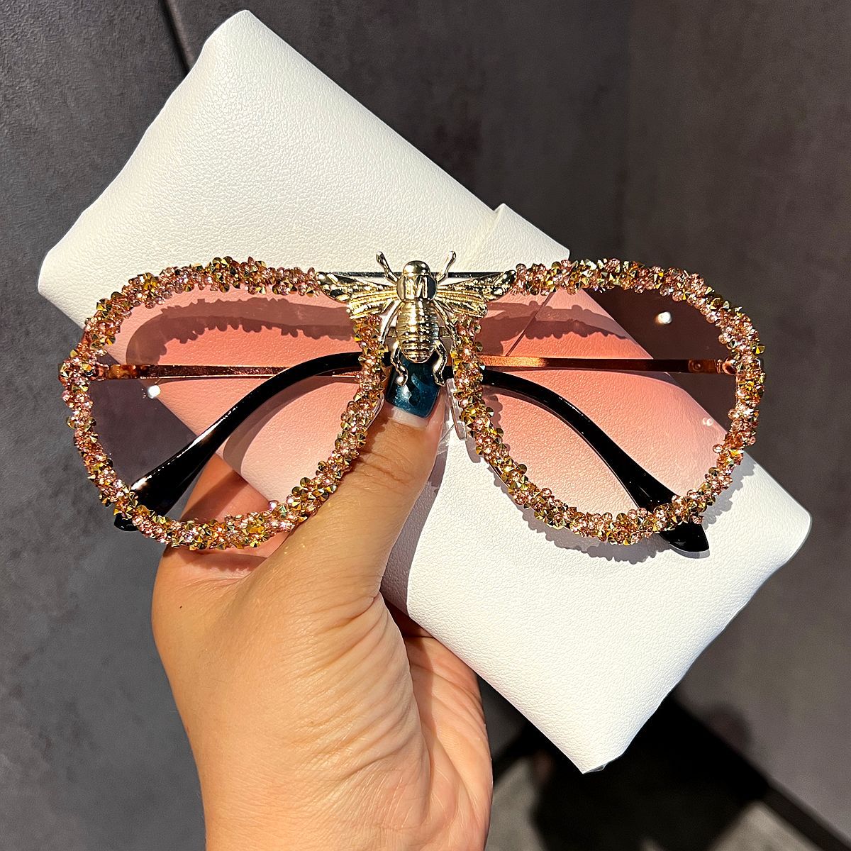 Damen Glamouröse Oversize-Sonnenbrille mit einzigartigem Schmuckrahmen Brehn