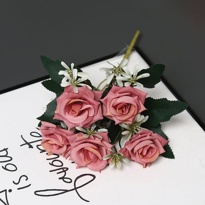 Realistischer künstlicher Rosenstrauß