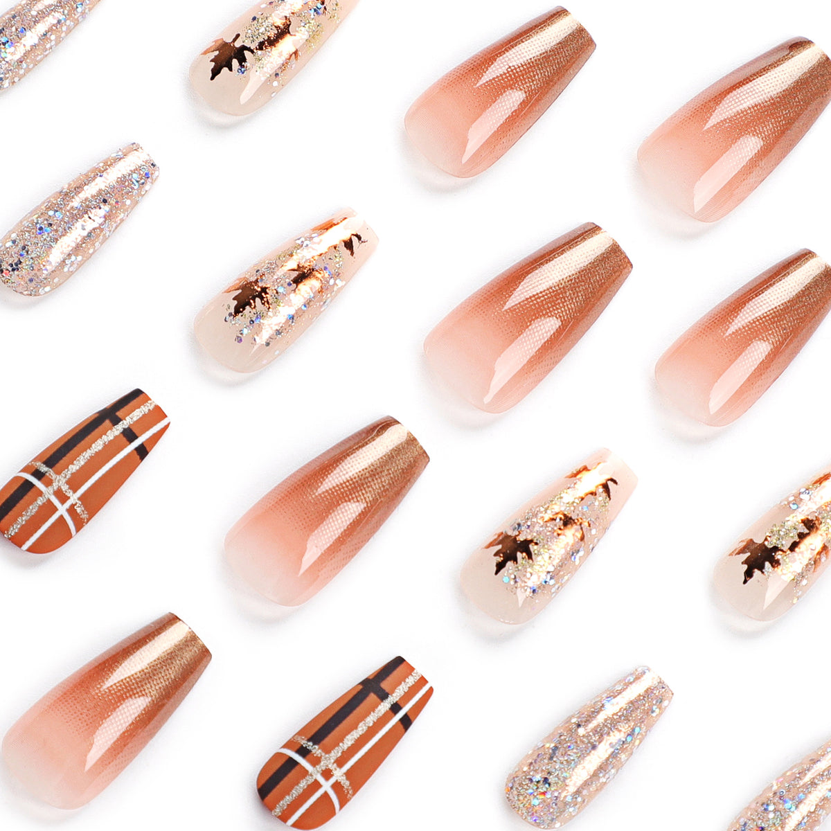 Kunstvolle Nagelverlängerungen mit Glitzer- und Blattmotiven Brehn