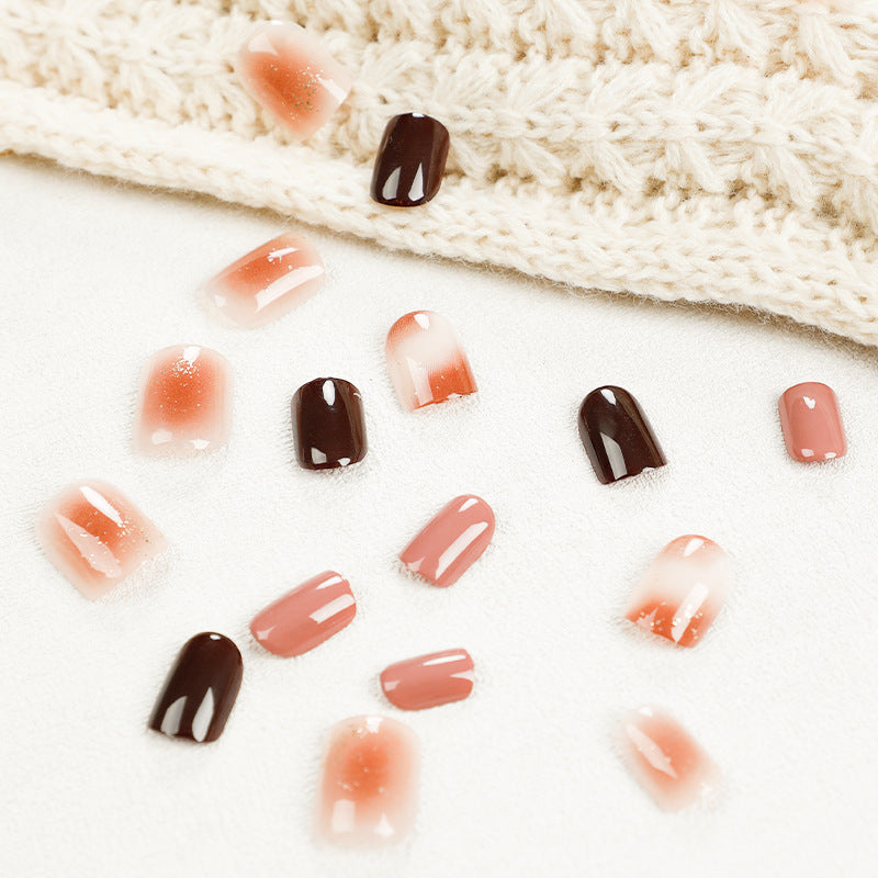 Elegante Nagelkunst mit Glitzer- und Ombre-Effekt Brehn