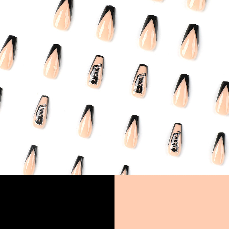 Kunstvolle Nagelkunst mit schwarzem French-Tip und unterirdischen Mustern Brehn