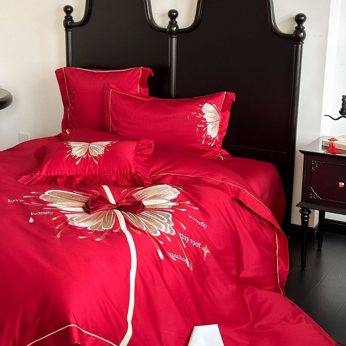 Luxuriöse Satin-Bettwäschegarnitur mit besticktem Schmetterlingsmotiv, Paspelierung und Zierband