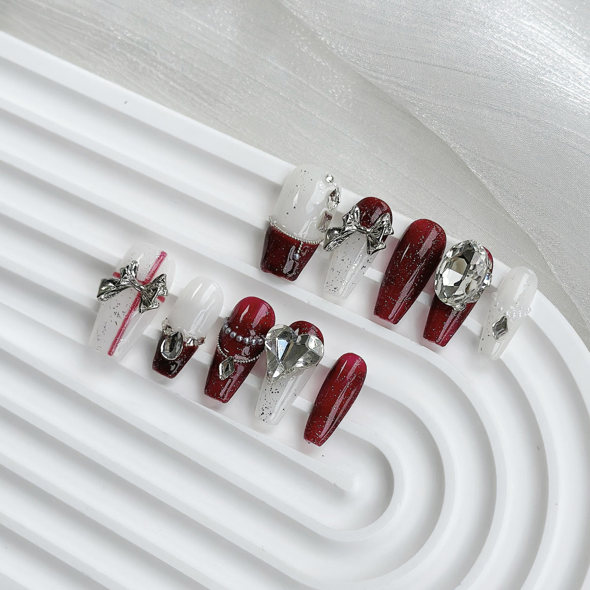 Dekoratives Press-On Nagelkunstset mit Schleifen- und Edelsteindetails