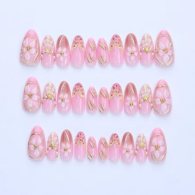 Kunstnagelset mit luxuriösen 3D-Blüten und edlen Akzenten Brehn