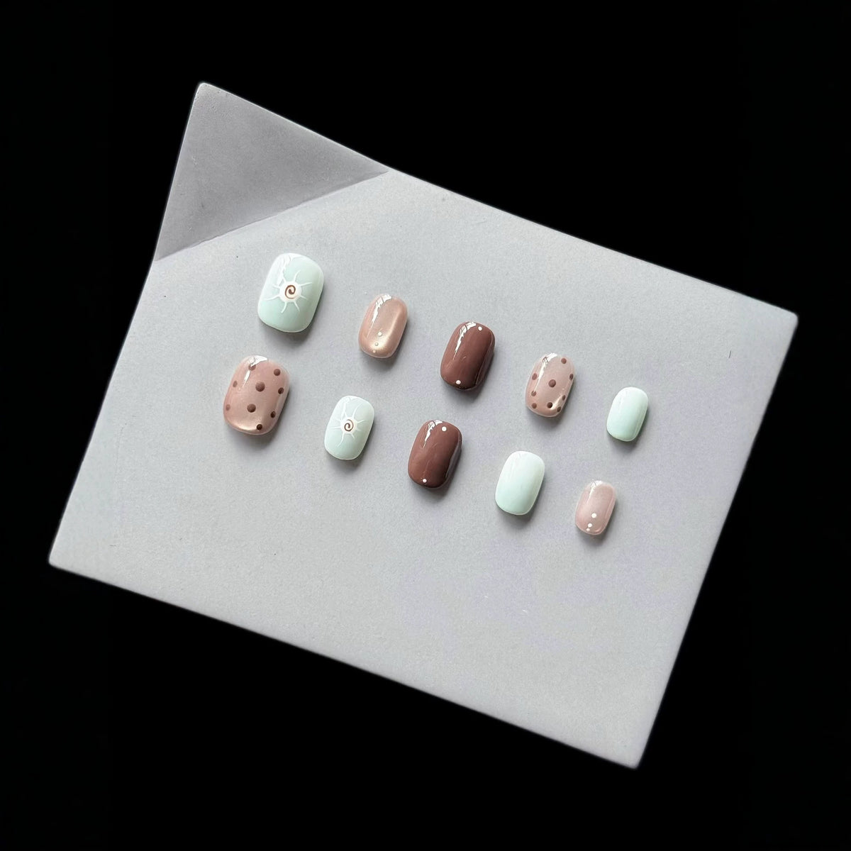 Dekorativer Press-On Nagelset mit einzigartigen künstlerischen Designs