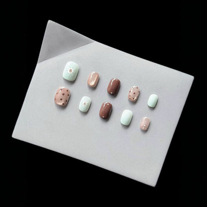 Dekorativer Press-On Nagelset mit einzigartigen künstlerischen Designs
