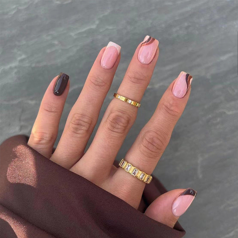 Kunstvolle Nagelverlängerungen mit elegantem Blattmuster Brehn