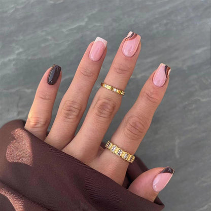 Kunstvolle Nagelverlängerungen mit elegantem Blattmuster Brehn