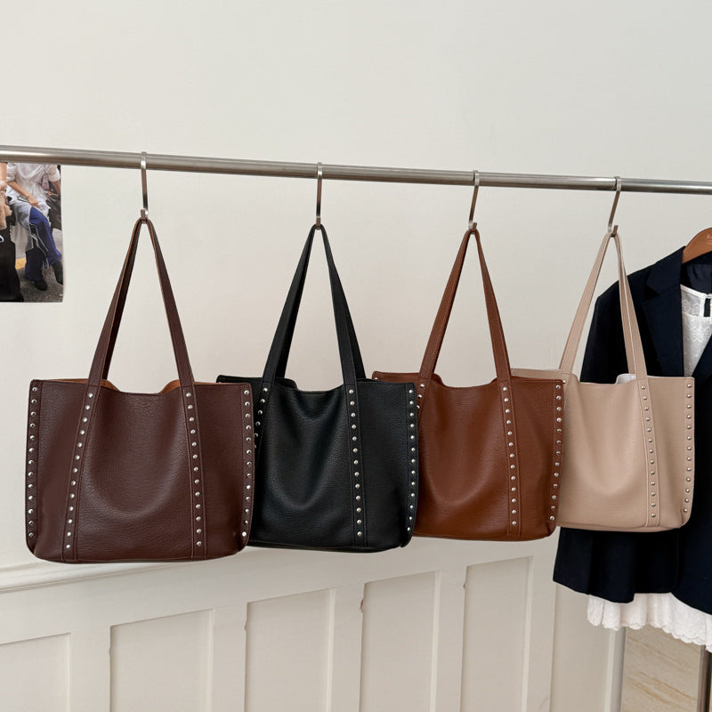 Stylische genoppte Leder Tote Bag