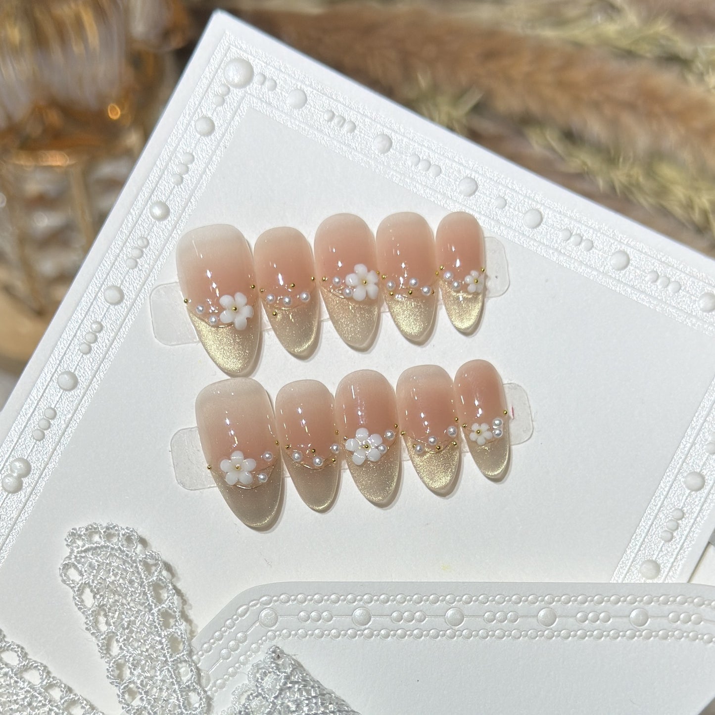 Dekoratives Press-On Nagelkunstset mit floralen Akzenten Brehn