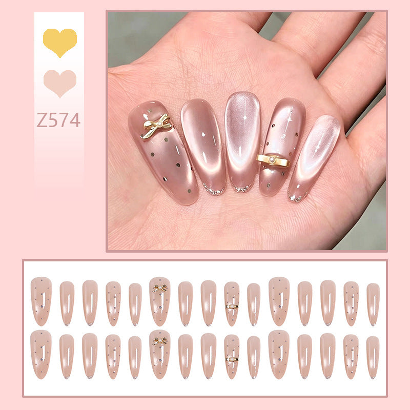 Kunstnagelset mit eleganten Schmuckdetails Brehn