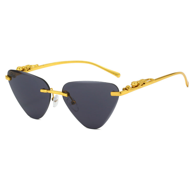 Damen Designer-Sonnenbrille mit kreativem, dreieckigem Rahmen und elegante goldene Akzente Brehn