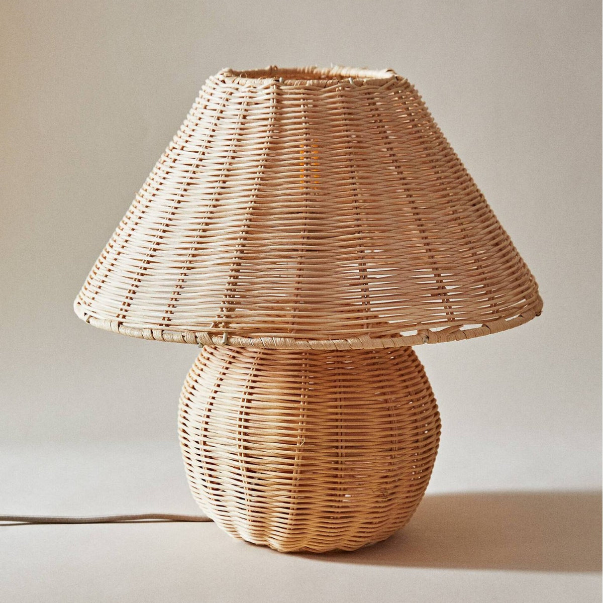 Handgefertigte Rattan-Tischlampe Brehn