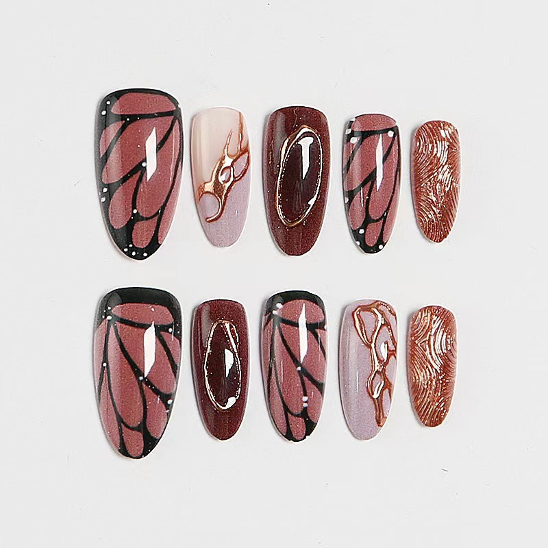Kreatives Nageldesign mit kunstvollen Verzierungen Brehn