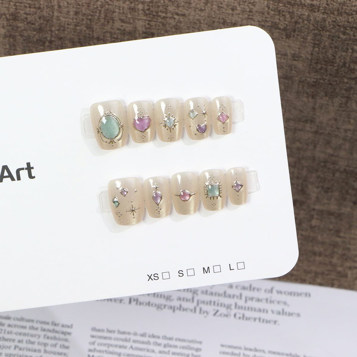 Dekoratives Press-On Nagelkunst-Set mit Edelsteinakzenten Brehn