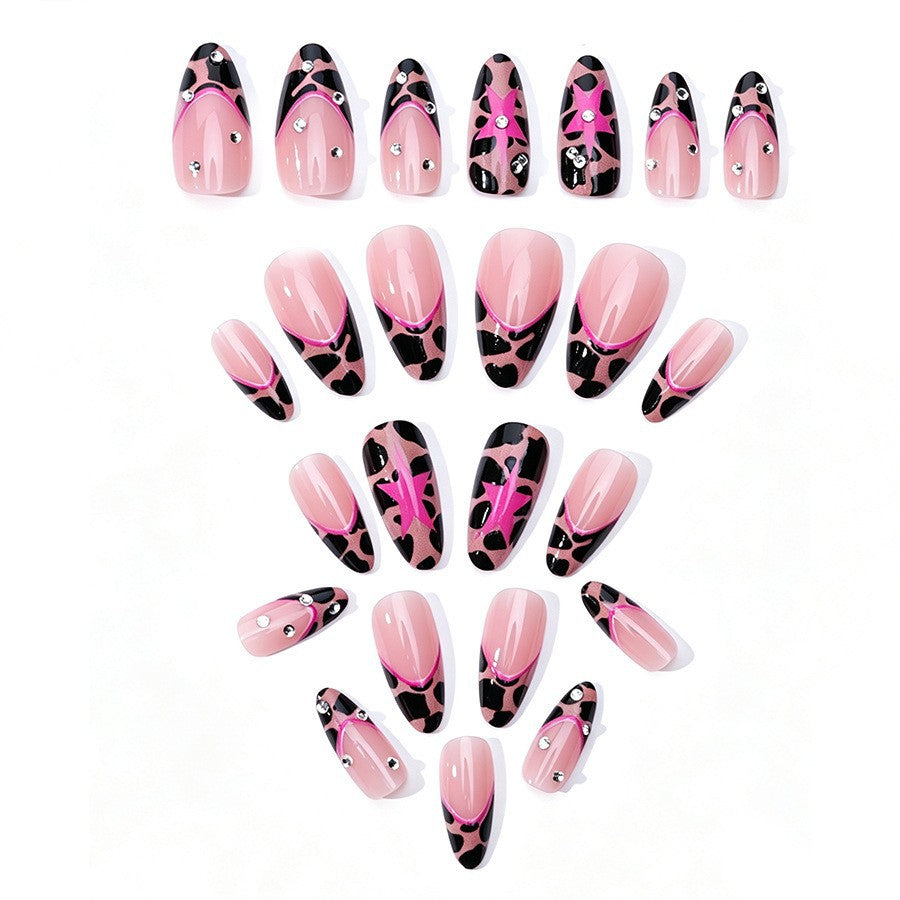 Kunstnagelset mit glamourösen Leoparden-Design und Glitzerelementen Brehn