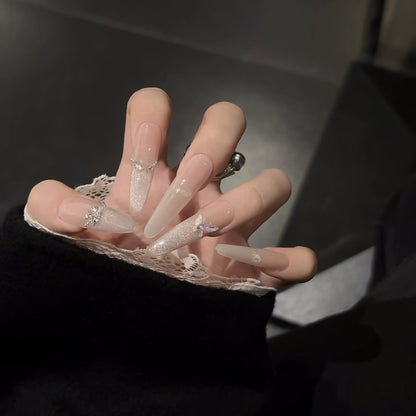 Glamouröse Stiletto-Nagelverlängerungen mit Strassakzenten