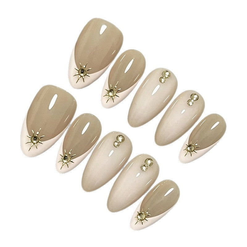 Kunstnagelset mit eleganten Design-Elementen und Glamourösen Akzenten Brehn