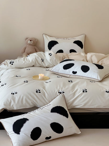 Kinder-Bettwäschegarnitur mit Panda-Motiv aus Baumwollsatin und liebevoller Applikation