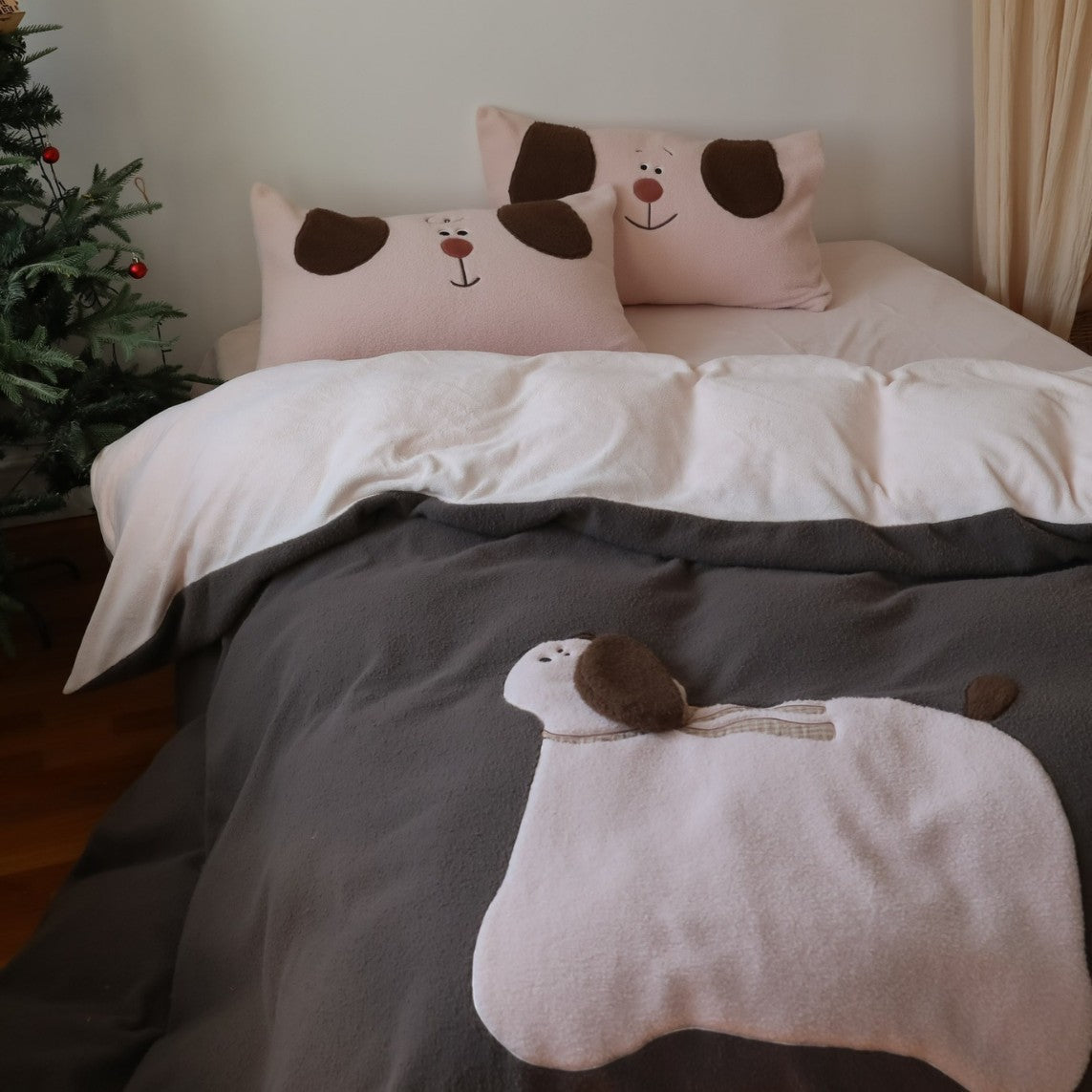 Kuscheldecke mit 3D-Küken-Applikation und niedlichen Plüsch-Füßchen