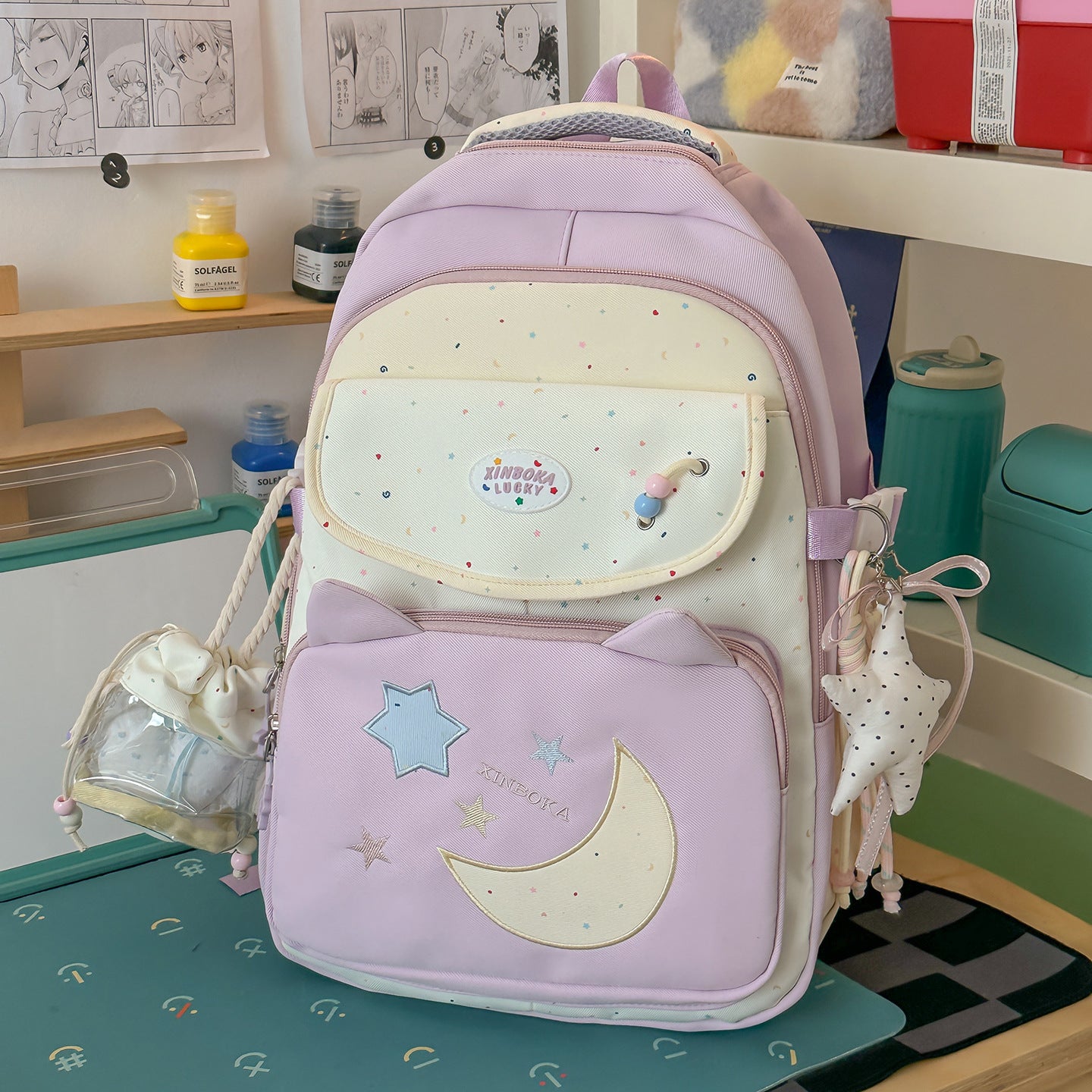 Niedlicher, von Charakteren inspirierter Schulranzen mit mehreren Taschen