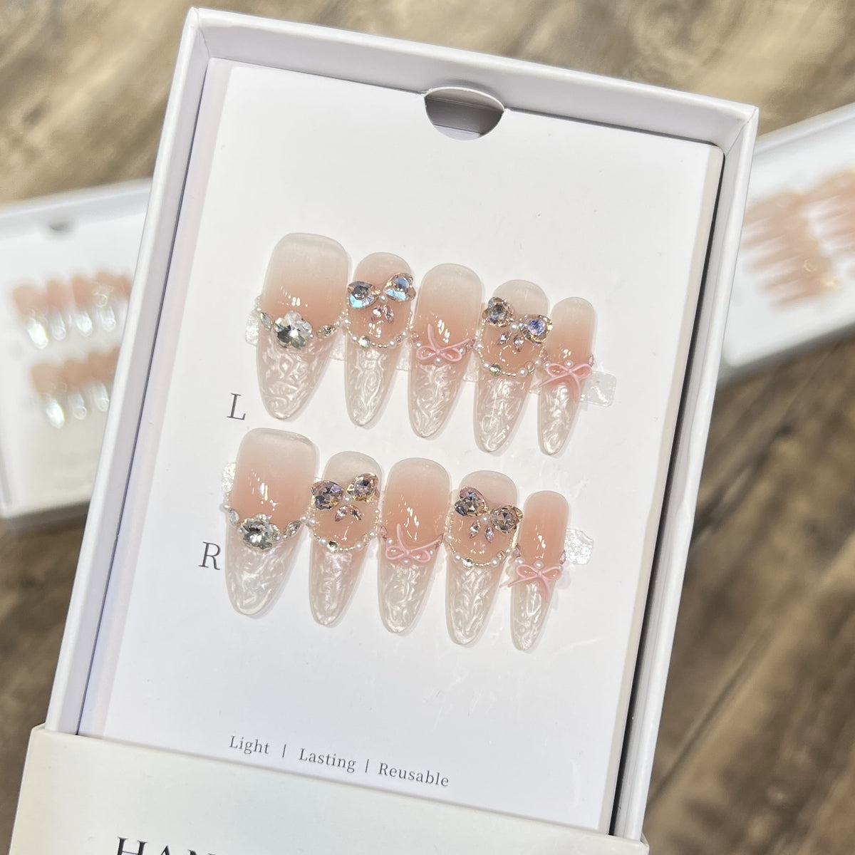 Dekoratives Stiletto Druck-Nagel-Set mit Schleifen- und Juwelenelementen Brehn