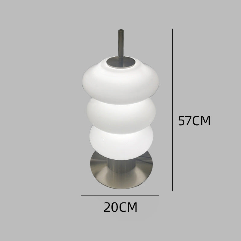 Skulpturale Stehlampe mit gekrümmtem Design