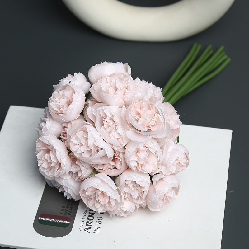 Realistischer Kunstblumenstrauß