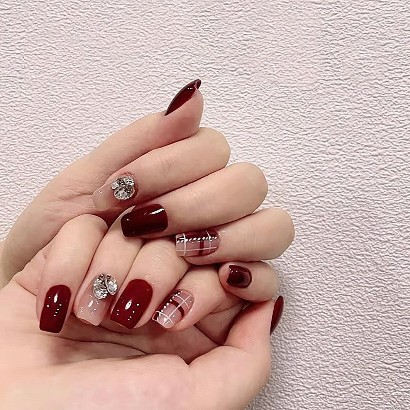 Kunstnagelset mit elegantem, schimmerndem Design und kreativen Akzenten Brehn