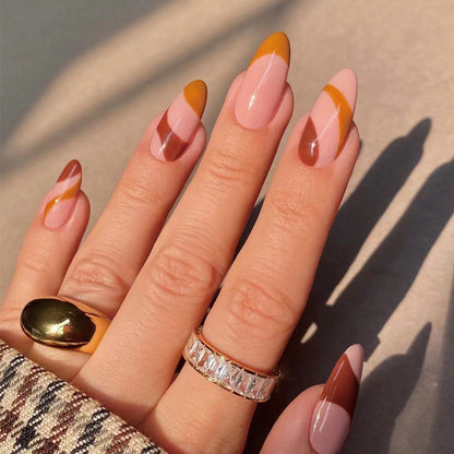Kunstvolle Nagelverlängerungen mit elegantem Blattmuster Brehn