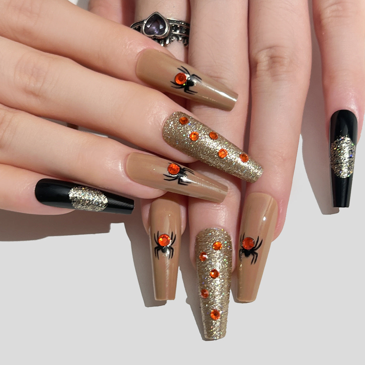 Kunstvolle Nagelverlängerungen mit kreativen Augen-Design Brehn
