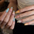 Künstliche Hand-Nail Art mit Floralen Akzenten Brehn
