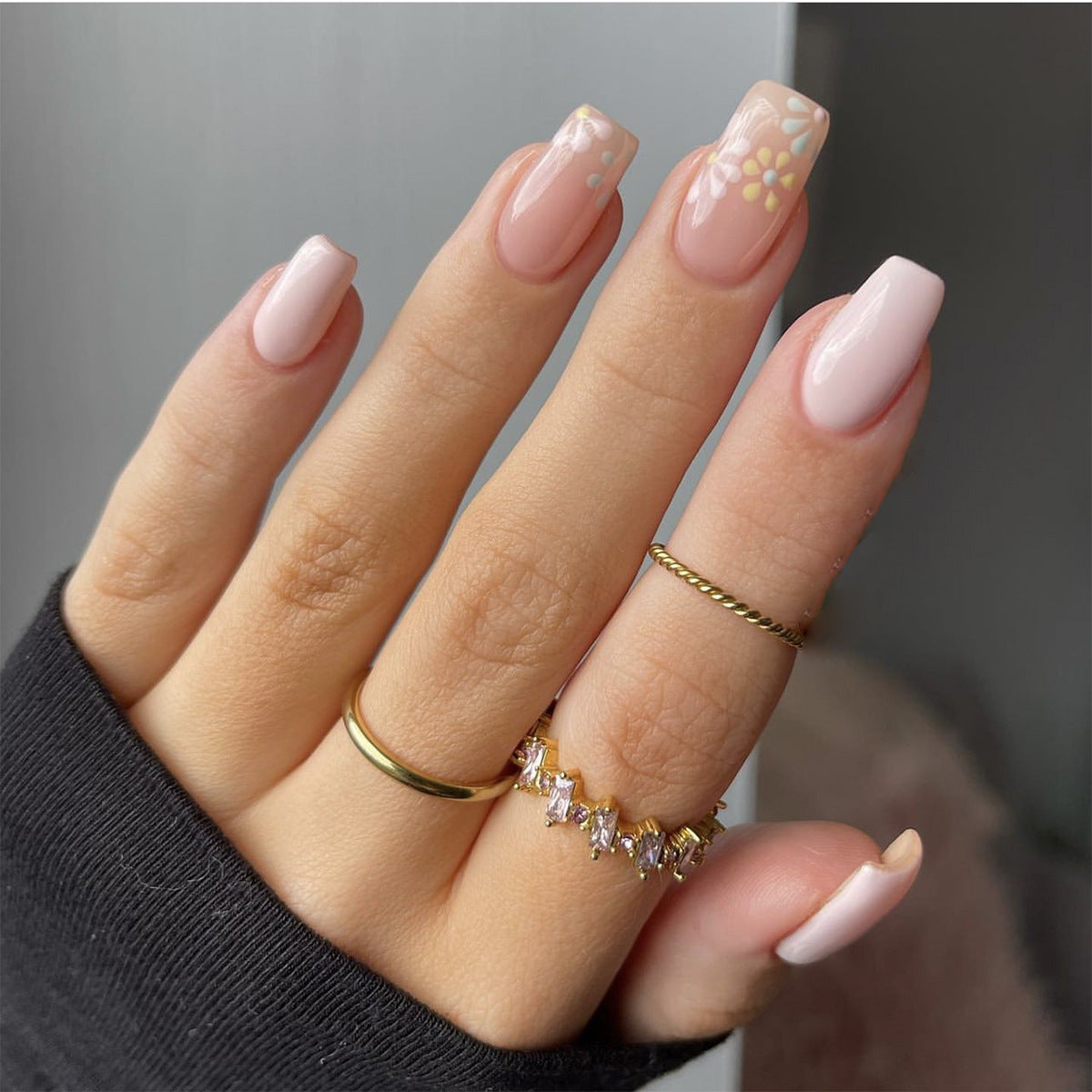 Kunstvolle Nagelverlängerungen mit Blumenverzierungen Brehn