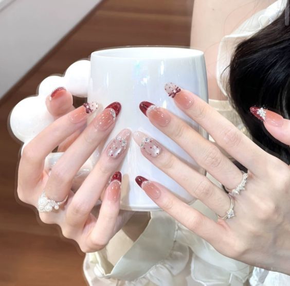 Künstlerisch inspirierte Press-On Nägel mit 3D-Verzierungen Brehn
