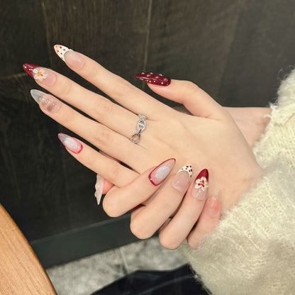 Künstlerisches Press-On Nagelset mit floralem und geometrischem Design