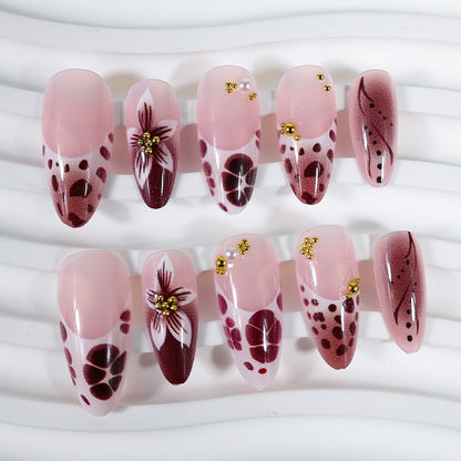 Kunstnagelset mit floralen und modernen Verzierungen Brehn