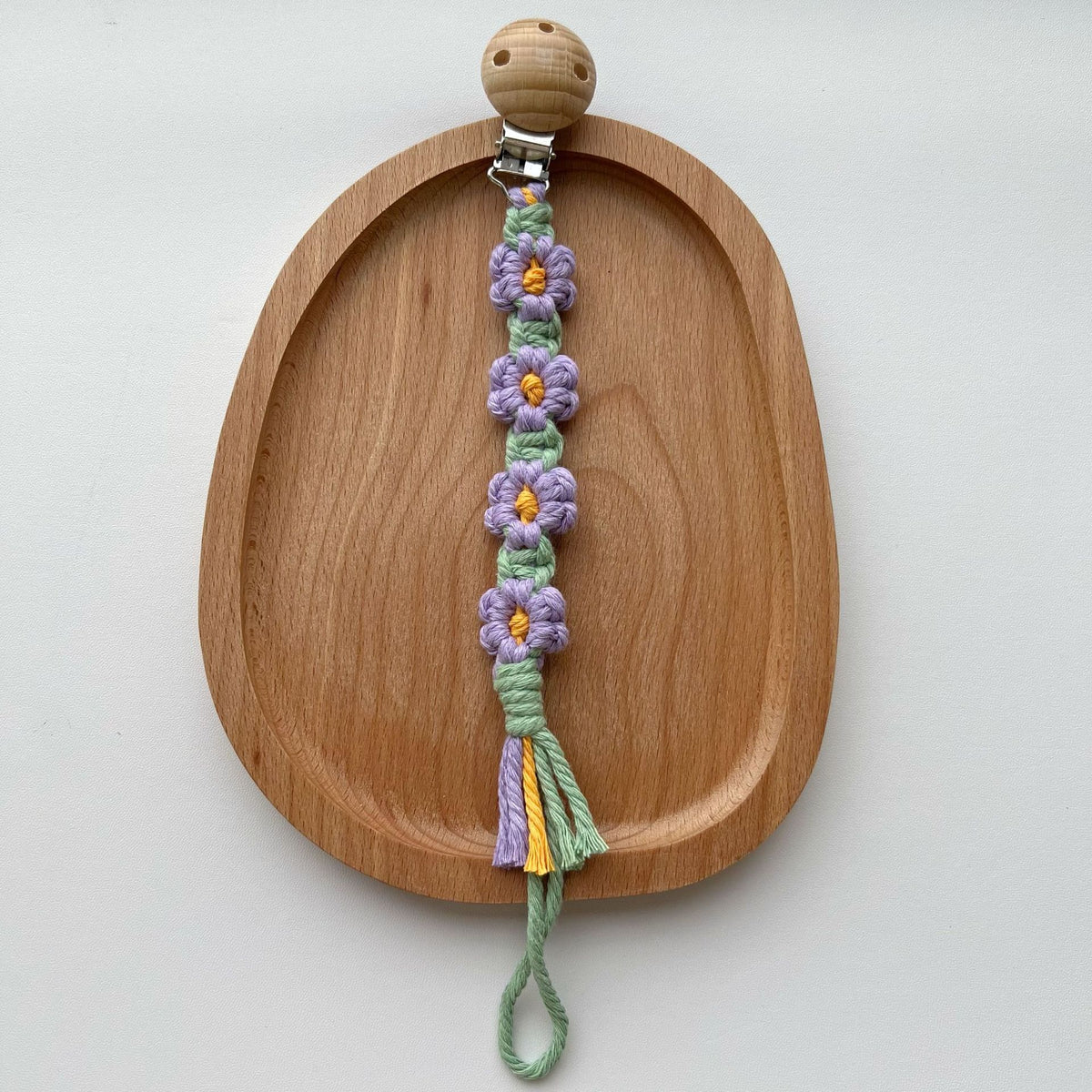 Makramee Blumen Schnullerclip mit Holz-Sicherheitsklammer