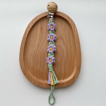 Makramee Blumen Schnullerclip mit Holz-Sicherheitsklammer