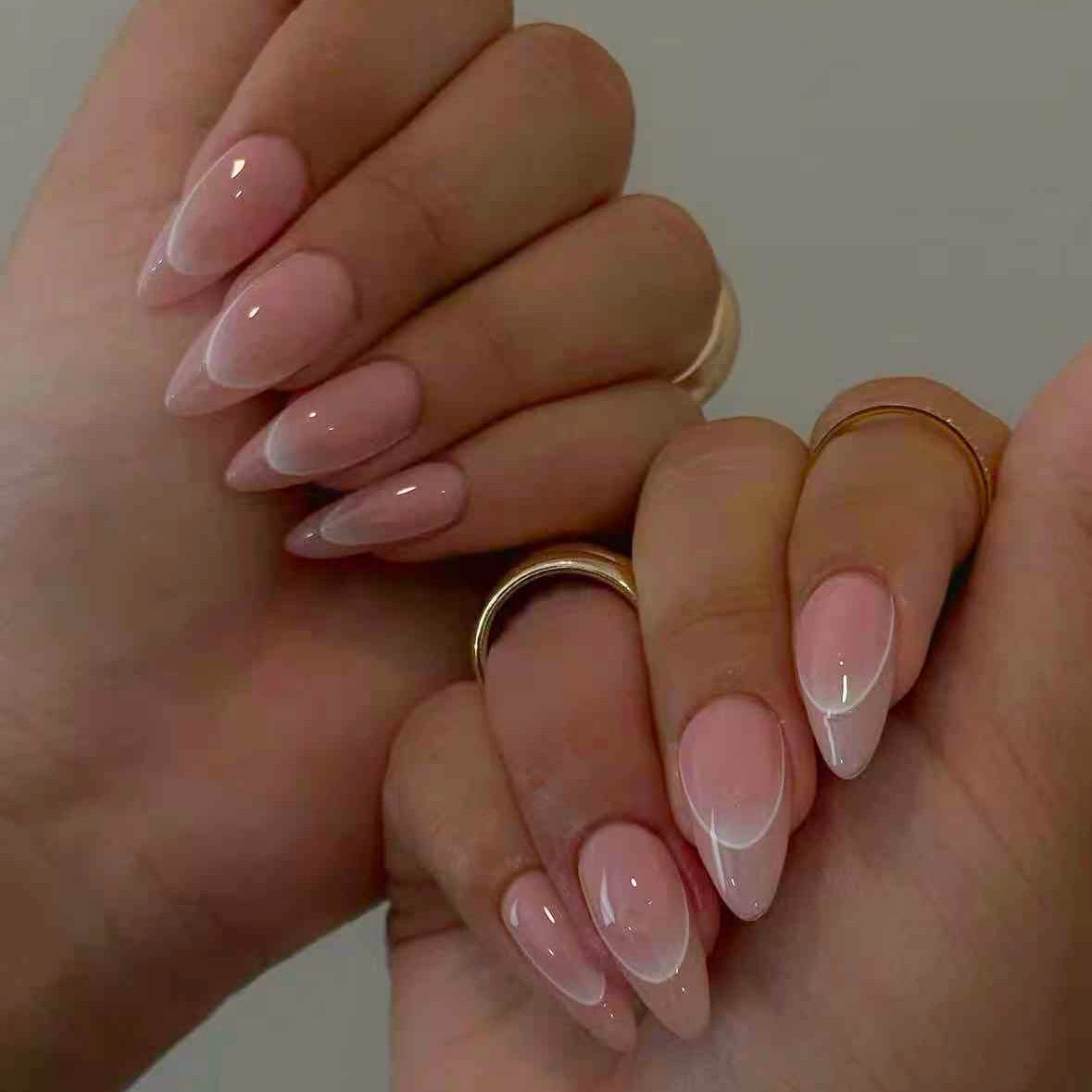 Luxuriöses Kunstnagelset mit elegantem French Design Brehn