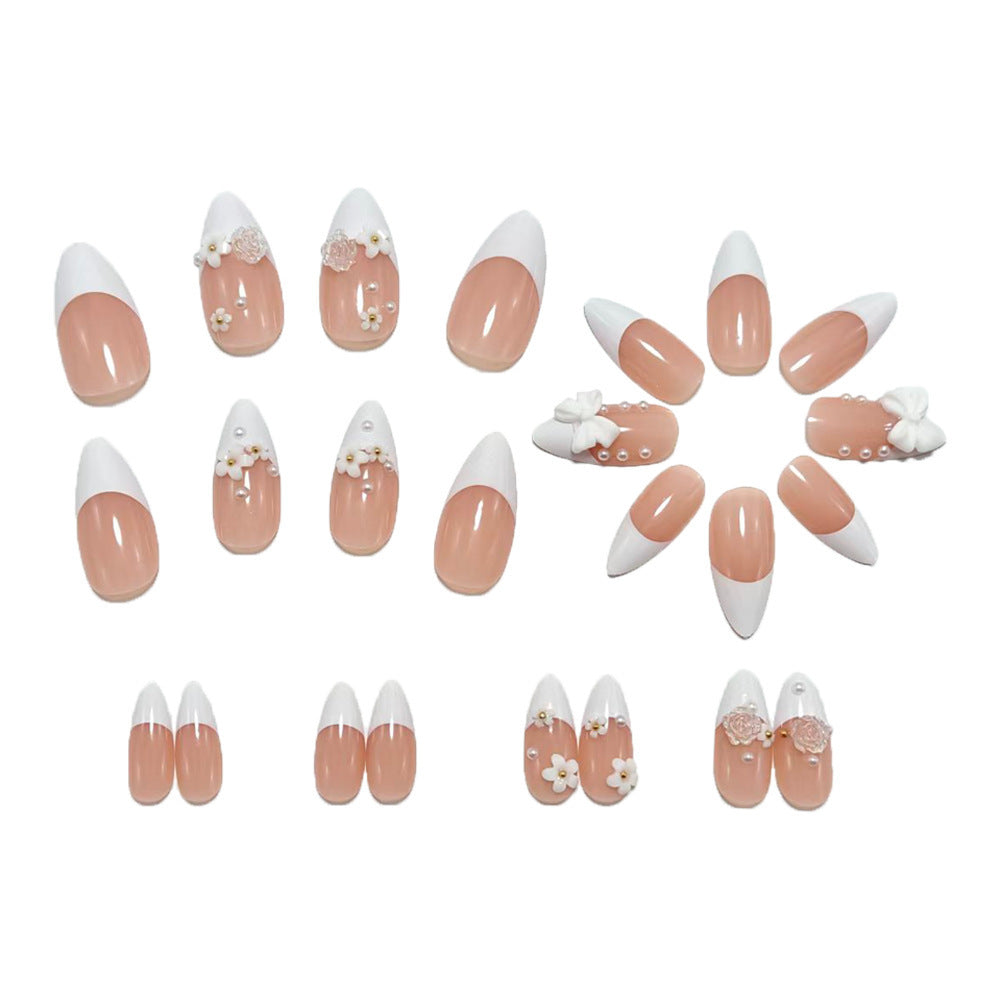 Elegantes Kunstnagel-Set mit Floralen Akzenten Brehn
