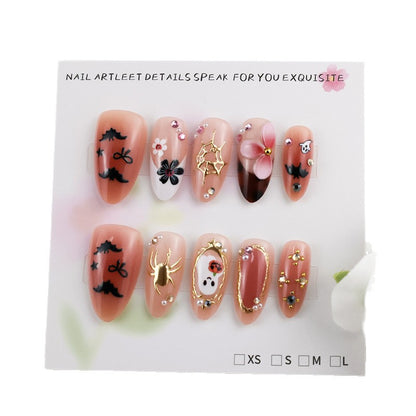 Kunstnagelset mit Halloween-Motiven und extravaganten Akzenten Brehn