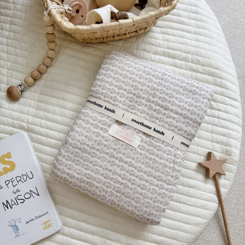 Unisex Musselin-Decke mit zartem Blumendesign und eleganten Rüschen Brehn