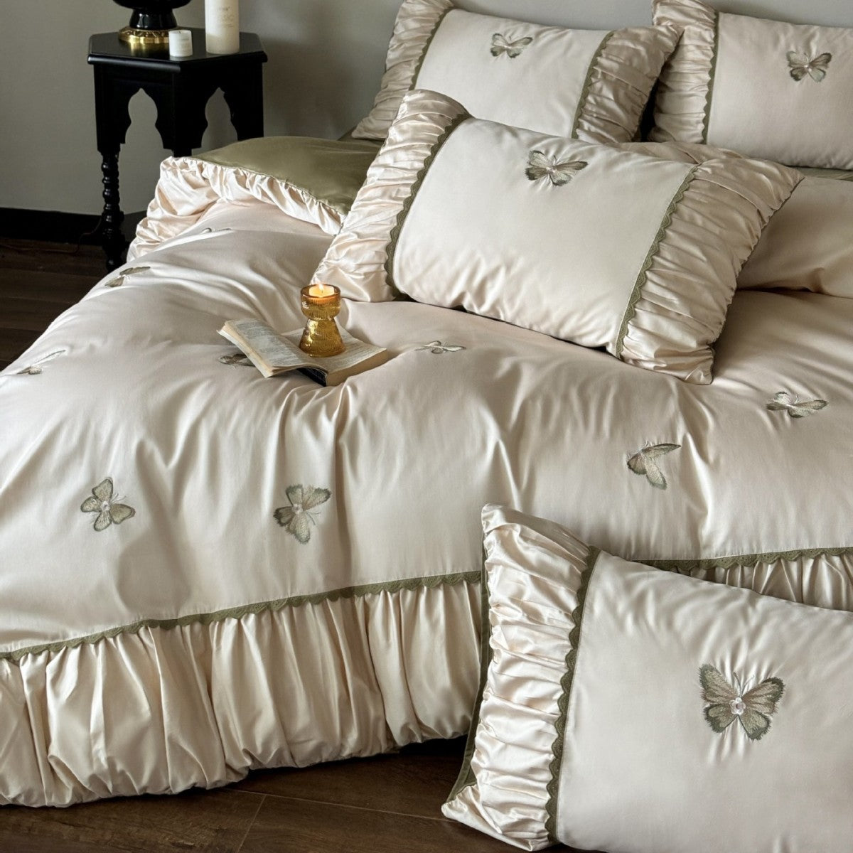 Elegantes Bettwaren-Set aus Baumwollsatin mit bestickten Schmetterlingen und gerafftem Bettrock