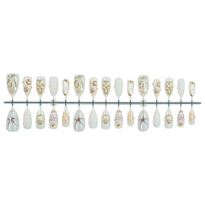 luxuriöses Kunstnagelset mit maritimen Designs und goldenen Akzenten Brehn