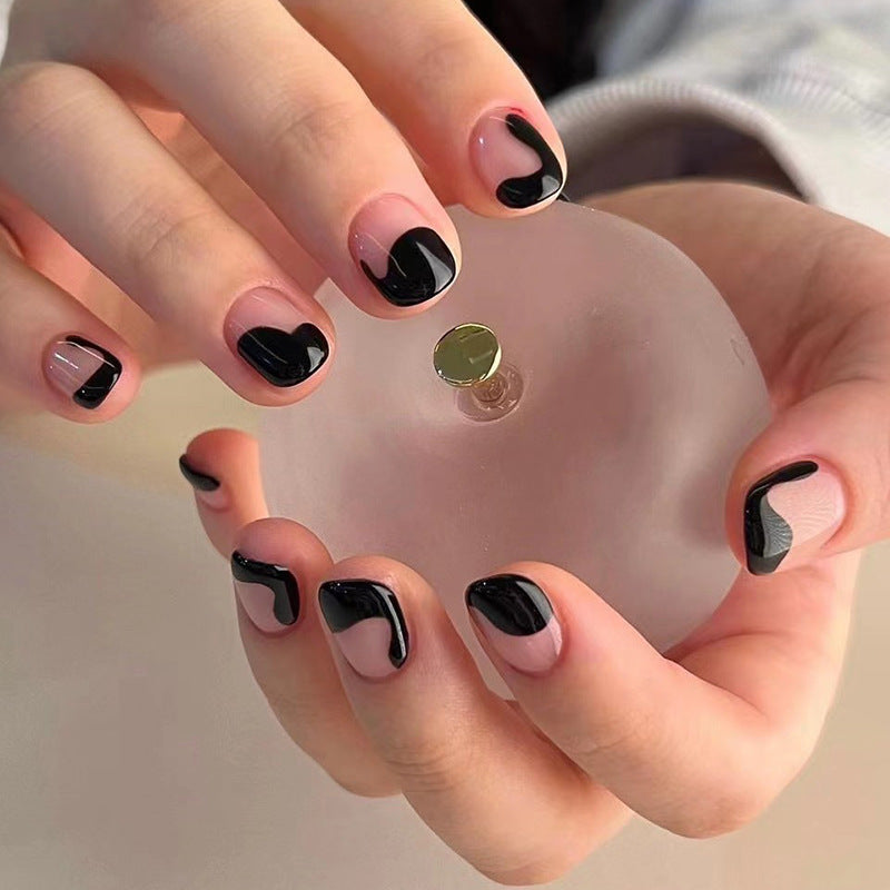 Kunstvolle Nagelkunst mit elegantem Wellenmuster und modernen Akzenten Brehn